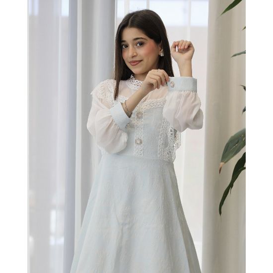 صورة فستان بناتي سماوي بنقوش وكلفة بيضاء وأكمام شفافة | ألوان (سماوي، كريمي) - kj2101